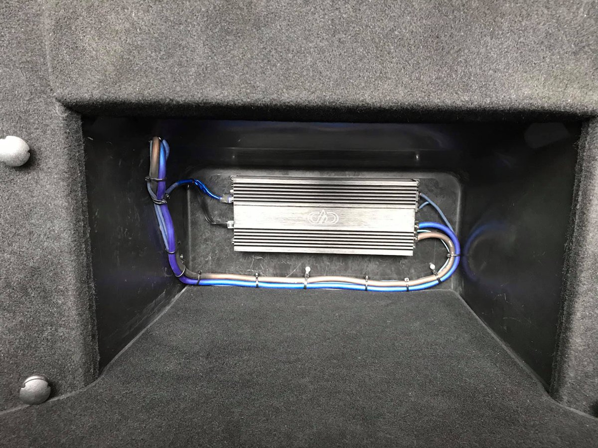 DDaudio's tweet image. This 2014 @Tesla Model S got a DD Sound Upgrade using our 8" DD REDLINE 608 Sub and DM1000a amp. Install by 514 Cartunes. 
#upgradeyoursound #tesla