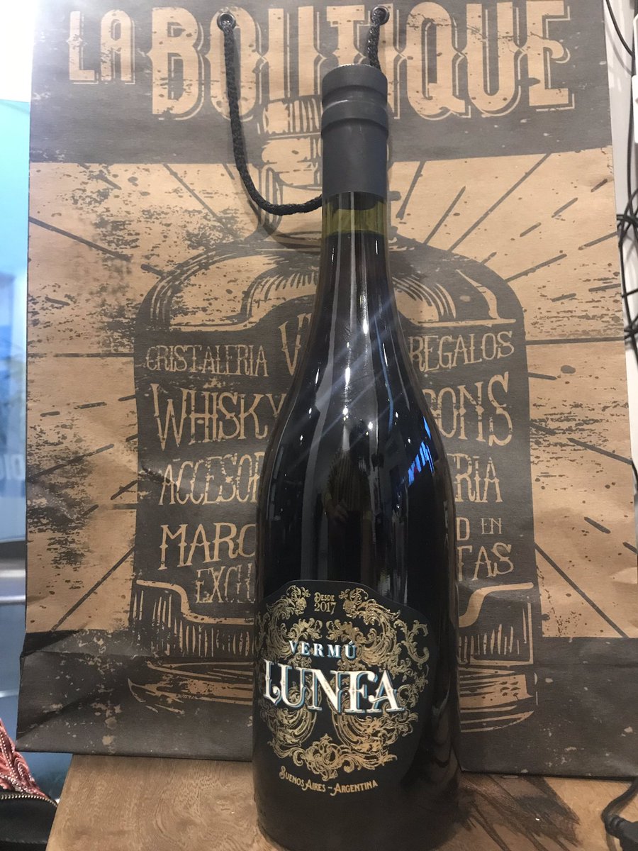 RadioCantiloOk's tweet photo. En un ratito se va este gran vermú #LUNFA 🥃🍹🥃gentileza de #LaBoutique #CityBell. Hablamos con su creador también en #ElPerroBipolar
y también se va otra 🧢 bipolar
Para participar: ATENTOS al AIRE
A seguir las redes de ellos en #Instagram 👇🏻
@LeaZavatti @anagigli https://t.co/k2P8zMHdEp
