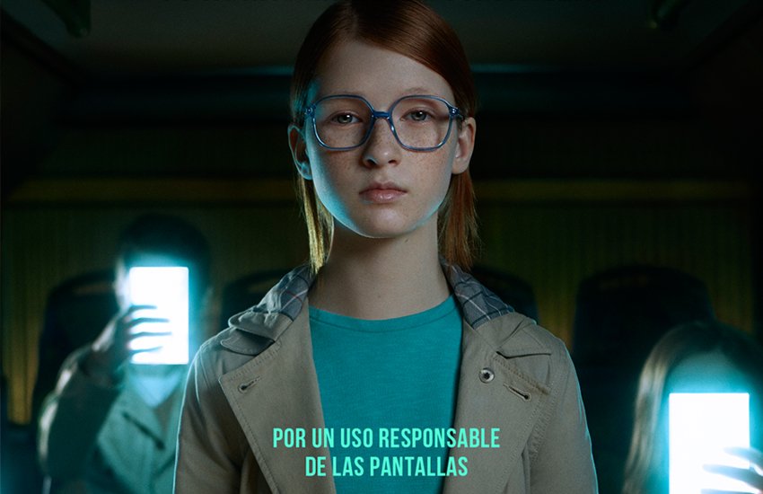 iamheremag's tweet photo. #SCREENPOLLUTION: pasamos 168 días al año conectados https://t.co/FvgCPZ7nzu @mo_multiopticas https://t.co/cqfqXSZXMJ