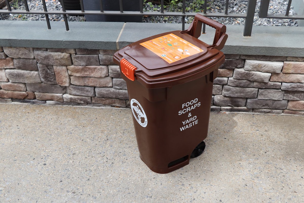 nycgov's tweet image. When we &quot;recycle&quot; our food scraps, we #MakeCompostNotTrash! Join the campaign by inviting @NYCSanitation to your next community event, or schedule a new one with us. makecompost.nyc/get-involved