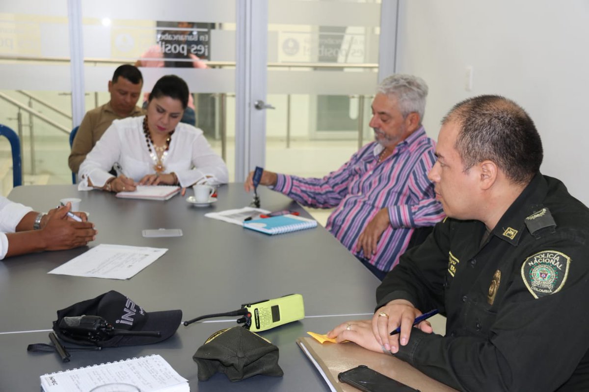 alcaldiabarranc's tweet photo. Los secretarios de Gobierno,Francy Álvarez,y Salud,Fernando Cárdenas,entregan un informe a los entes del Ministerio Público sobre el diagnóstico médico que se hizo a los internos de la estación @PoliciaDEMAM de El Muelle,en el que exponen los casos encontrados.#EsPosible https://t.co/fQPs2yJ54S