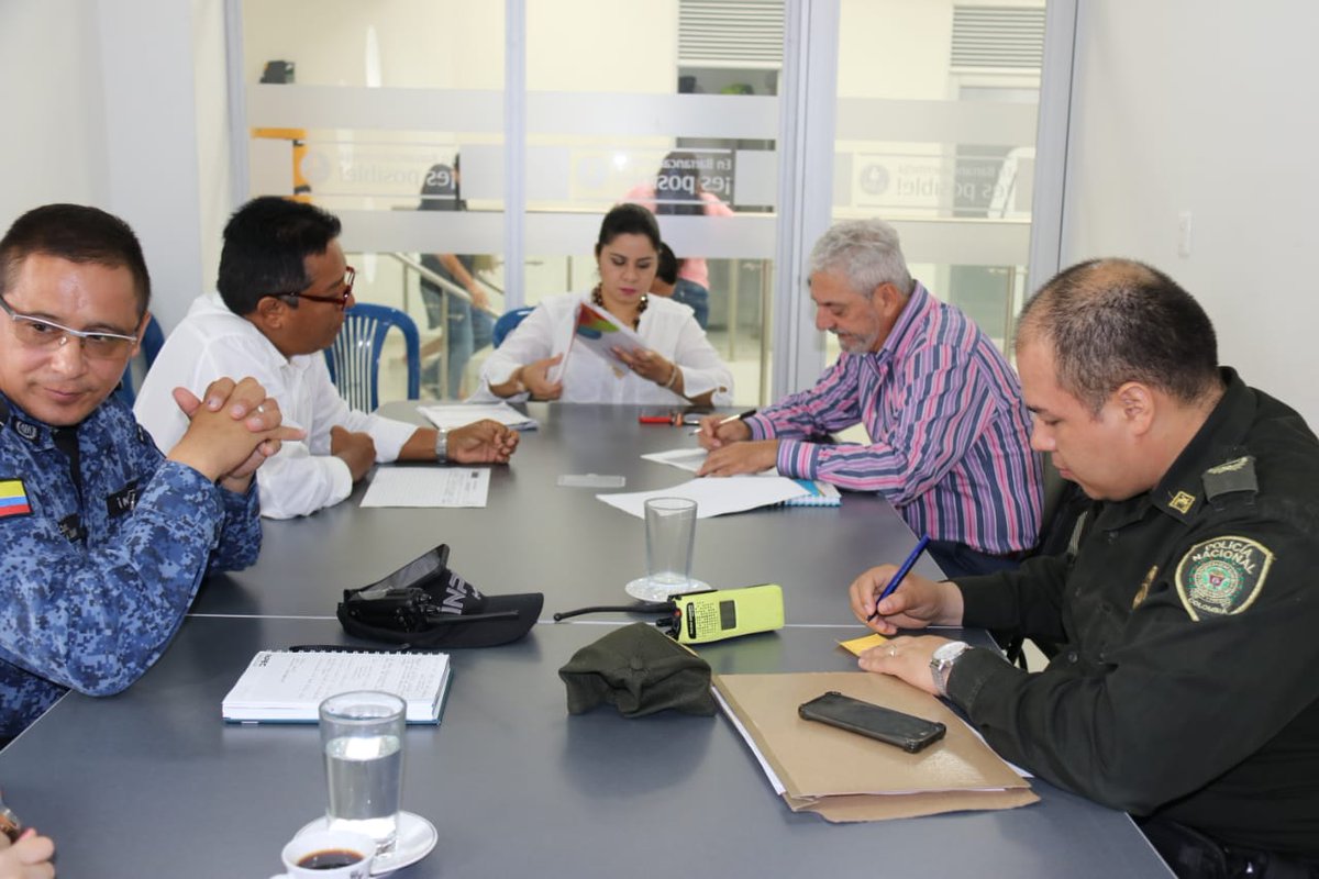 alcaldiabarranc's tweet photo. Los secretarios de Gobierno,Francy Álvarez,y Salud,Fernando Cárdenas,entregan un informe a los entes del Ministerio Público sobre el diagnóstico médico que se hizo a los internos de la estación @PoliciaDEMAM de El Muelle,en el que exponen los casos encontrados.#EsPosible https://t.co/fQPs2yJ54S