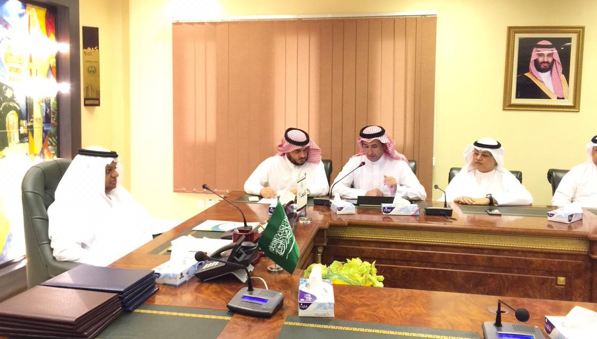 MOE_JDH's tweet photo. استقبل المدير العام في مكتبه بالإدارة بعد ظهر اليوم خريجي وخريجات البرنامج الوزاري " إعداد وتأهيل القادة من منسوبي الإدارة الذين اجتازوا مسار خريطة القائد الطموح " وقدم لهم التهنئة بتخرجهم متمنياً لهم التوفيق .
 حضر الاستقبال مساعدا المدير العام للشؤون التعليمية ( بنين / بنات ) . https://t.co/m77fc5HI6i