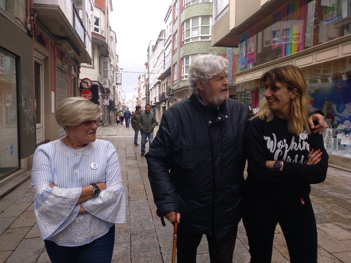 anovagal's tweet photo. Chega @xmBEIRAS a Ferrol. Neste tempo de urxencia no que ameazan novas formas de fascismo, o noso compañeiro agasalla ao alcalde @Jorge_Suarez_F cun exemplar de “Cartas a un amigo alemán” de Albert Camus. https://t.co/TGmfApiIg2