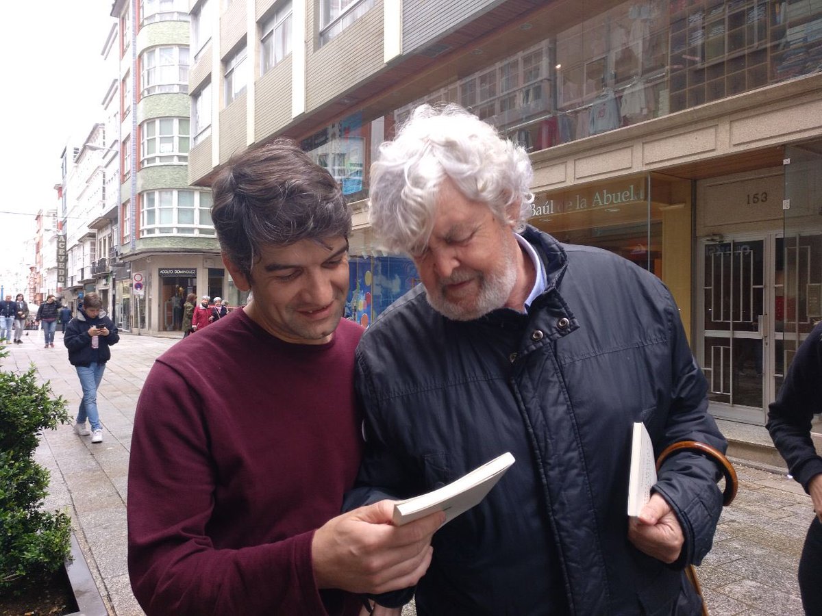 anovagal's tweet photo. Chega @xmBEIRAS a Ferrol. Neste tempo de urxencia no que ameazan novas formas de fascismo, o noso compañeiro agasalla ao alcalde @Jorge_Suarez_F cun exemplar de “Cartas a un amigo alemán” de Albert Camus. https://t.co/TGmfApiIg2