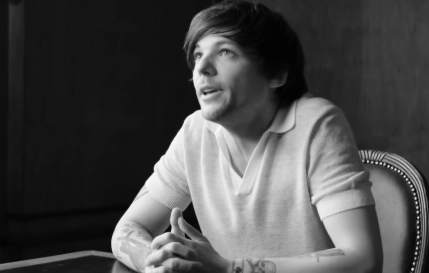 HandLshouse's tweet photo. o louis olhando constantemente pra cima durante o clipe como se estivesse cantando pra jay literalmente salvou o meu dia #TwoOfUsMusicVideo #TwoOfUsVideoToday https://t.co/0pYTQSGeFi