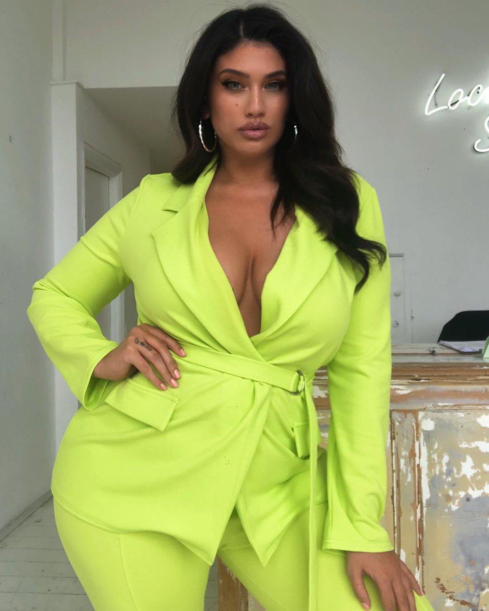 MissguidedUS's tweet photo. BO$$ BABE β‘π Steal mega babe @lateciat's style with the 'plus size lime co ord d ring blazer' https://t.co/RLhwDZXh2T + matching 'plus size lime skinny fit cigarette trousers' https://t.co/N56psT2er6 on site now π#missguidedplus https://t.co/j57YWfzjgD