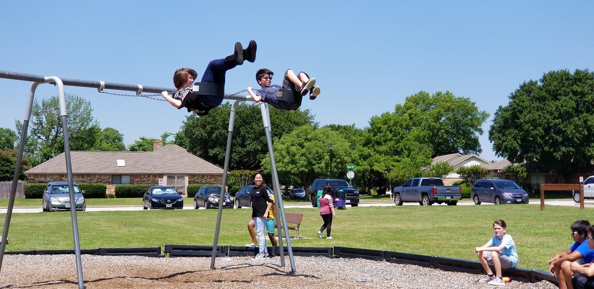 ClaribelNic2's tweet photo. Sixth grade field day. #HFMSProud https://t.co/k2NecGT6Dg