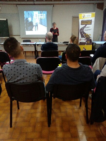Prefet26's tweet photo. 🚴‍♂️🚴‍♀️ 2ème rencontre de la  #SecuriteRoutiereAuTravail pour les agents des services de l'État en #Drôme. 2 bénévoles de l'association REVV (Roulons en ville à vélo) de #Valence ont animé cette intervention autour de la pratique urbaine du vélo et de la #sécuritéroutière. https://t.co/2Md4edQtit