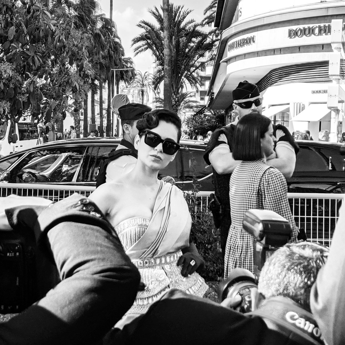 #Queen #Kangana out in the streets of #cannes2019 looking like a black & white dream 👄👄👄👄
.
.
.
#Queenatcannes #KanganaAtCannes #Cannes2019 #LiveVictoriously