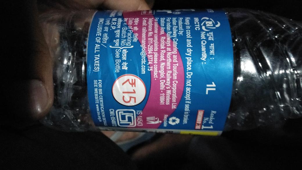 gofreearticle's tweet photo. @RailMinIndia @RailwaySeva @aajtak @abpnewstv 
Es #botle pe #15rs likha hua hai. Pher bhi railway ke #karmchari #print rate na le kar ye apna rate le rahe hai.  #20 rupe ager inse puchho to kehte hai lena hai to lo wrna rehne do...
Yesa #kyu???  
#rail #neer https://t.co/bnnGDNT7cO