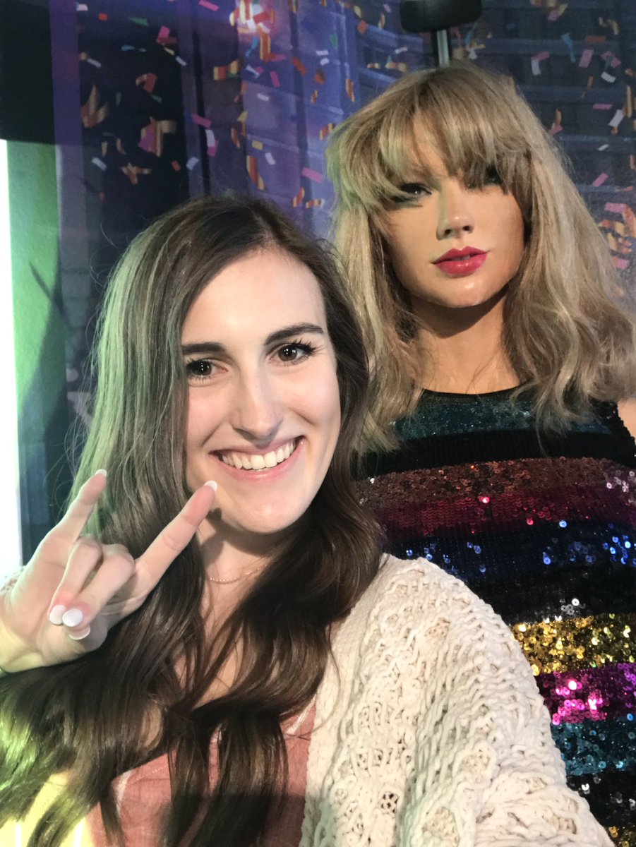 Hey <a href="/kdamp/">𝙺𝚎𝚕𝚕𝚢 𝙳𝚊𝚖𝚙𝚑𝚘𝚞𝚜𝚜𝚎</a> I ran into your favorite music star here in NYC