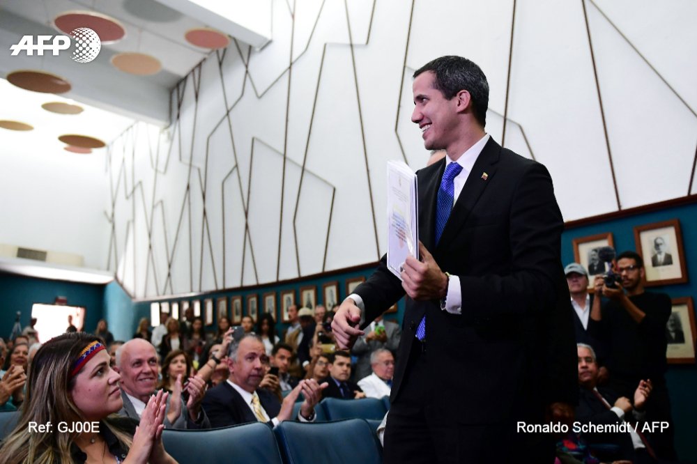 AFPespanol's tweet photo. #ÚLTIMAHORA Guaidó confirma que envió delegados a las negociaciones de paz en Noruega (discurso) #AFP https://t.co/iGh4MaXell