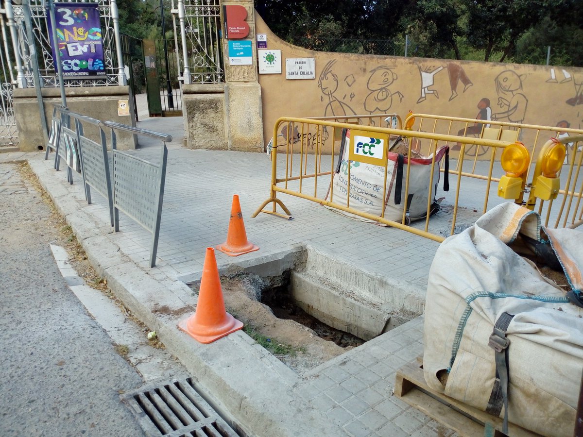 ignasigallart's tweet photo. Així està aquest forat fa un mes davant d'una escola. Hi ha hagut accidents. Qui és responsable?#FCC @bcn_ajuntament https://t.co/HhAsK1uxNs