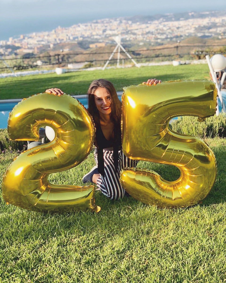 luygalan's tweet photo. MUCHAS GRACIAS POR TODAS LAS FELICITACIONES !🎉 Empiezo con un poco de retraso (retraso no retrasada, que no es lo mismo, aunque también🙄); un día más tarde. No he tenido tiempo de leer todo lo que me habéis enviado aún, pero prometo leerlo! MIL GRACIAS🖤. FELIZ CON MIS 25!😁✨ https://t.co/5Xq3Z0fCqQ