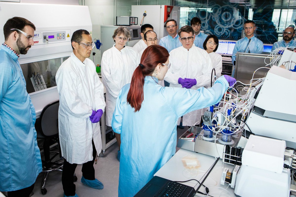 Professor Yamanaka <a href="/CiRA_KU_E/">CiRA</a> was given a tour of our state-of-the-art laboratories where we are working with our collaborators to develop new technologies to overcome industry barriers #stemcells #iPSC #collaboration - ow.ly/bOwp50uf8xS