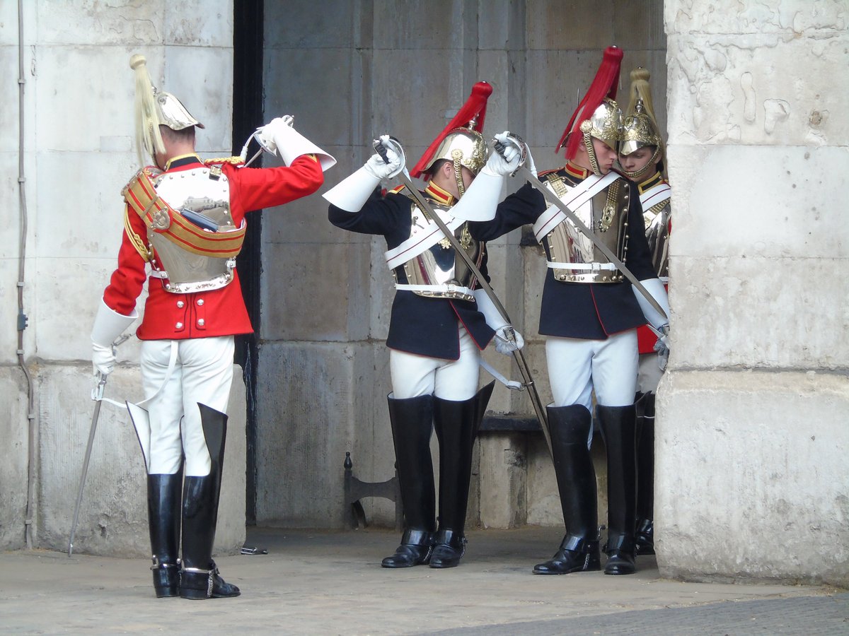 bisset_philip's tweet photo. @ph_justice @WhyteKnight68 @CityMounty @Almeolpal #LongGuard #HorseGuards #London https://t.co/dH16xY86kW