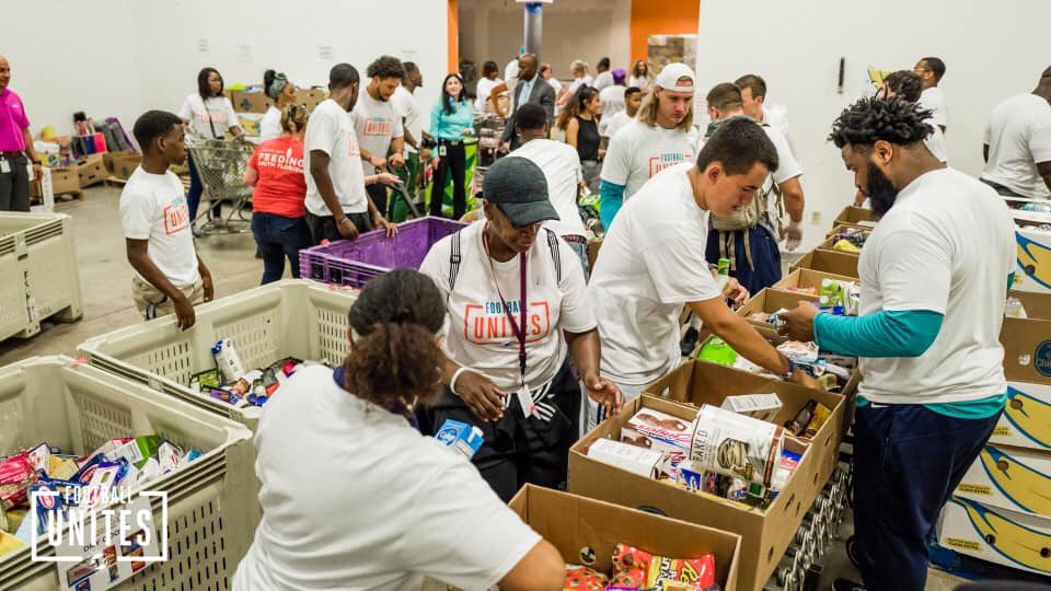 5000RoleBCPS's tweet photo. 5000 Role Models of @Hallandale_HS volunteering with @MiamiDolphins Football Unites @FeedingSFL Service to others is the rent you pay for your room here on earth.. @dwatkins1 @fredistouch15 @Mr_InstrCoach @HallandaleBchPD @MYHBeach @AnnMurrayDist1 @jasonljenkins @browardschools https://t.co/AYl9baB4KY