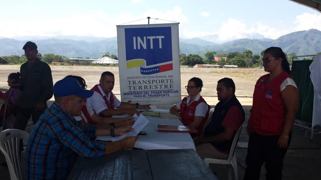 InttValera's tweet photo. @InttValera,presente en el Gobierno de Calle Militar, el cual se desarrolla hoy, en el Aeropuerto Antonio Nicolas Briceño, MpioCarvajal.Edo Trujillo, con la presencia de Autoridad Militares Nacionales y el Gobernador Rangel Silva.
#TrabajoLuchaYProducción 
@JCarDuque @INTToficial https://t.co/i14VPzcV4h