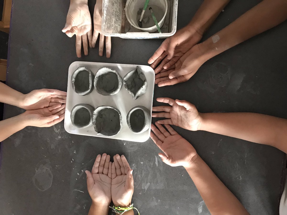 KellyBissell5's tweet photo. discussing characteristics of good vs. “bad” pinch pots in 4th grade  @OlneySchool https://t.co/VR33CFxaTS