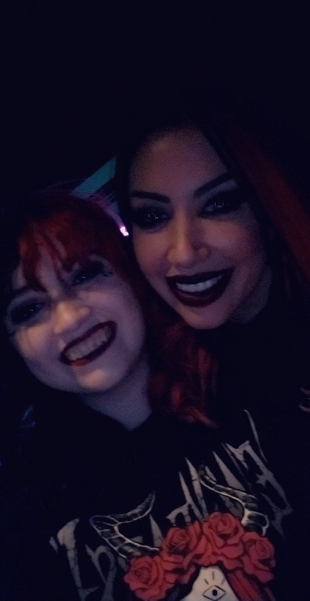 cosmicfirefli's tweet image. Last night was the best night in my entire life. I finally saw @NYDrock and they were beyond amazing. I also met my inspiration @Ash_Costello who was literally so sweet while I was trying not to panic, it was unforgettable. I can't wait to see you again #nydrock #queen #halfheads