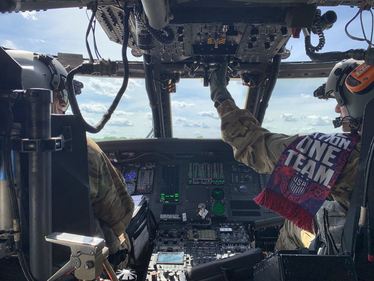 USWNT's tweet photo. Today at Busch Stadium: LOOK 🆙

@Missouri_NG will be doing a flyover and the @USArmy #BlackDaggers are parachuting in ahead of 🇺🇸v🇳🇿. Thank you for your service, ladies and gents! https://t.co/hnycfwhzIH