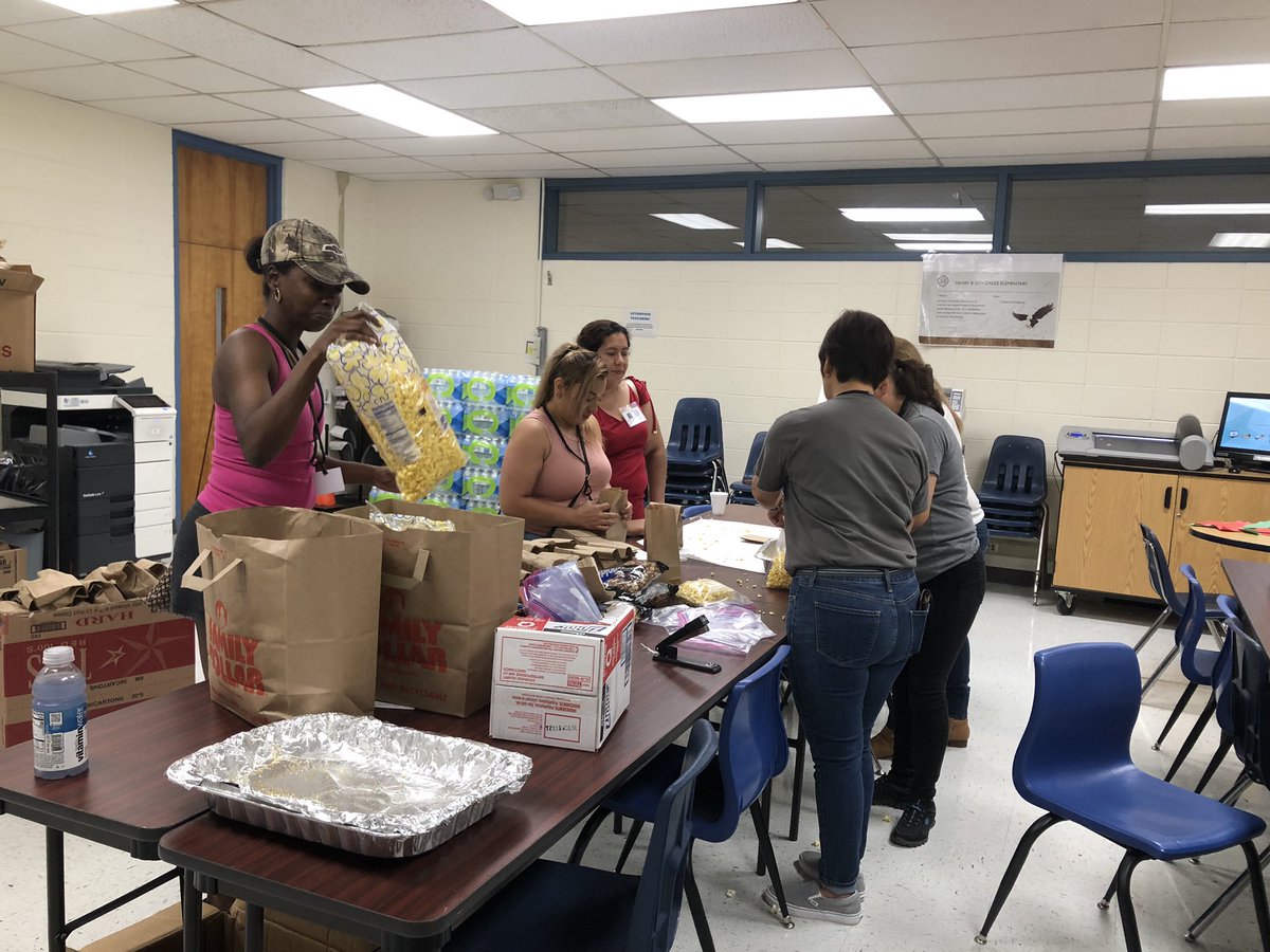 HBGElementary's tweet photo. Mil gracias 🙏 a nosotros padres que vinieron ayudarnos para que los niños recibirán palomitas después una semana llena de exámenes. Thank you @Sharon636865 for gathering our parents. @TMoranHBG #parentsmakeadifference https://t.co/33WPe4X3Vf