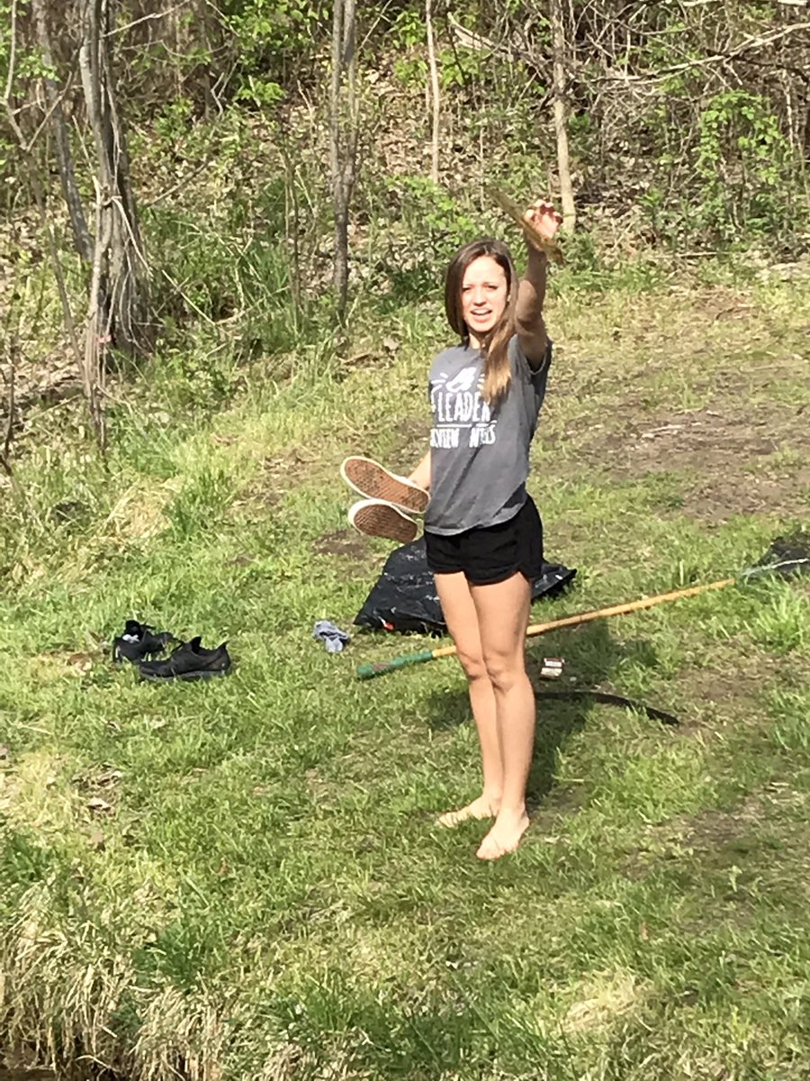 MrCoxsClass's tweet photo. #communitycleanup making the park a bit more beautiful! #childrenspark #meekspark @Oakview_MS @LkOrionSchools #OtherPeopleMatter #dayofservice https://t.co/GS72iljB9P