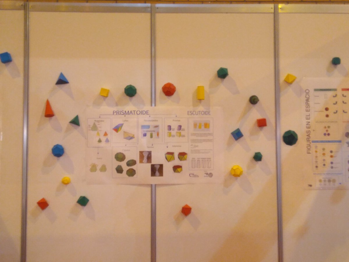 Enka_'s tweet photo. Mira @ClaraGrima, en el stand del IES Llanes de la feria de la ciencia han estado hablando de escutoides. https://t.co/446ozi2100