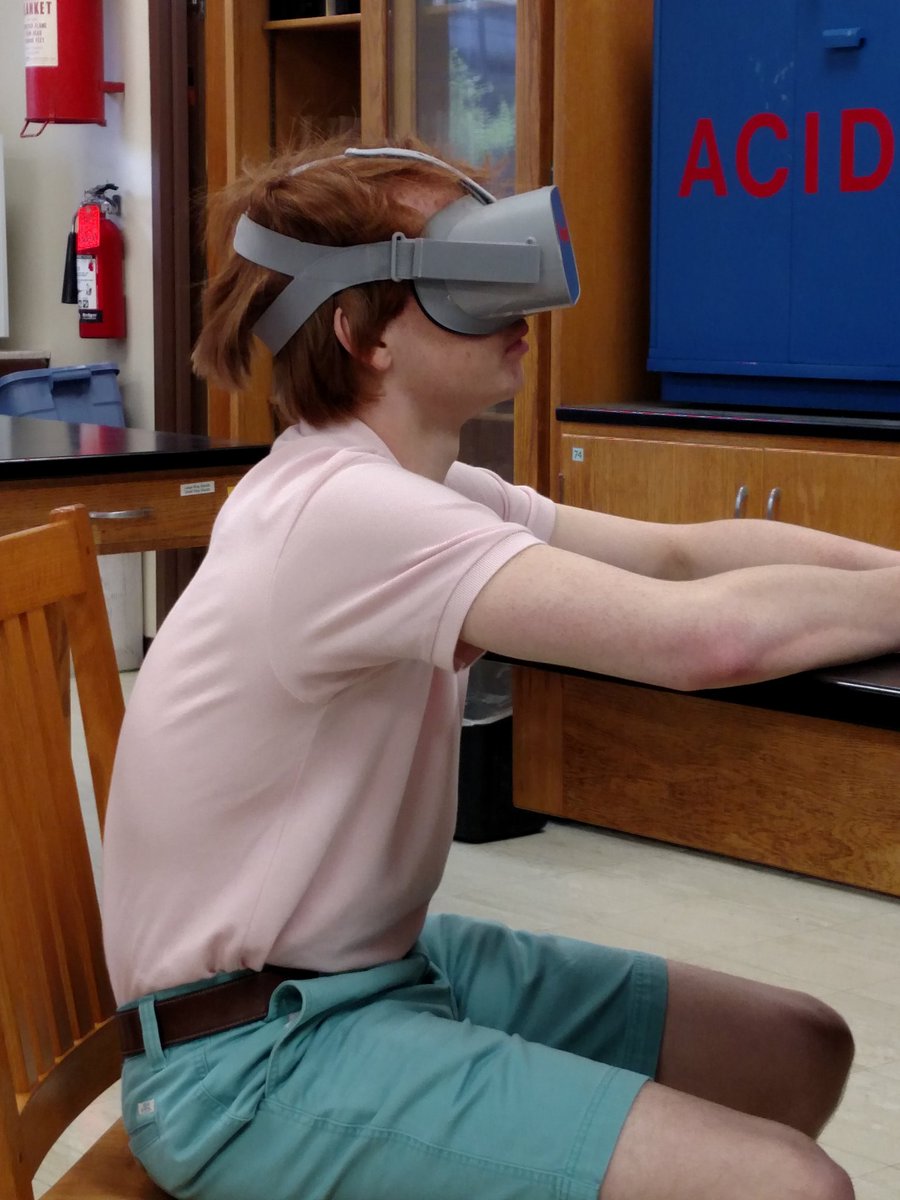 kimgalea820's tweet photo. Beautiful afternoon to explore the structure of an atom using our VR goggles @uniliggett https://t.co/ArtfkbKli8