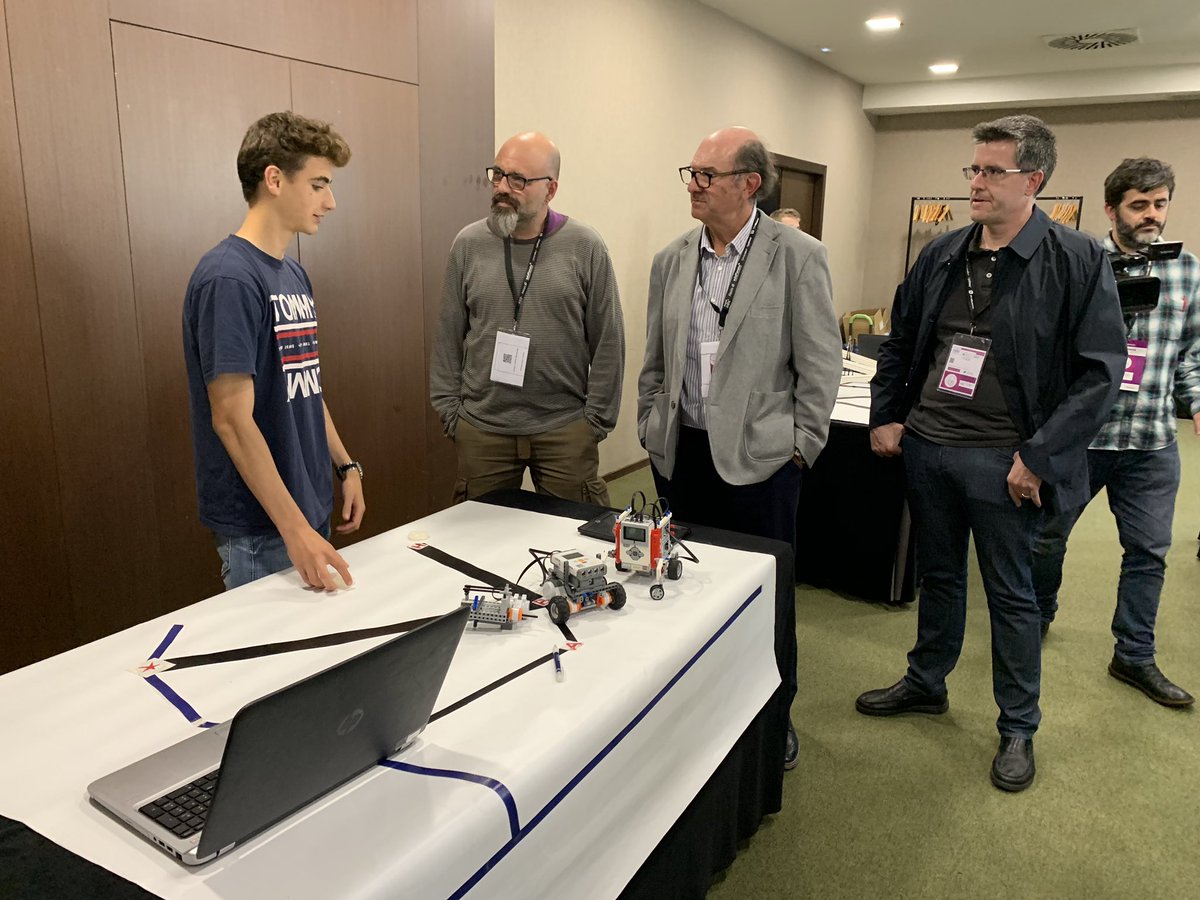 Avui els alumnes de robòtica de 3r d’ESO de <a href="/GarbiPereVerges/">GarbíPereVergés</a> Badalona han fet un taller per a mestres dins el <a href="/ITworldEdu/">ITworldEdu</a>. Compartim coneixements. Molt bona presentació del projecte.