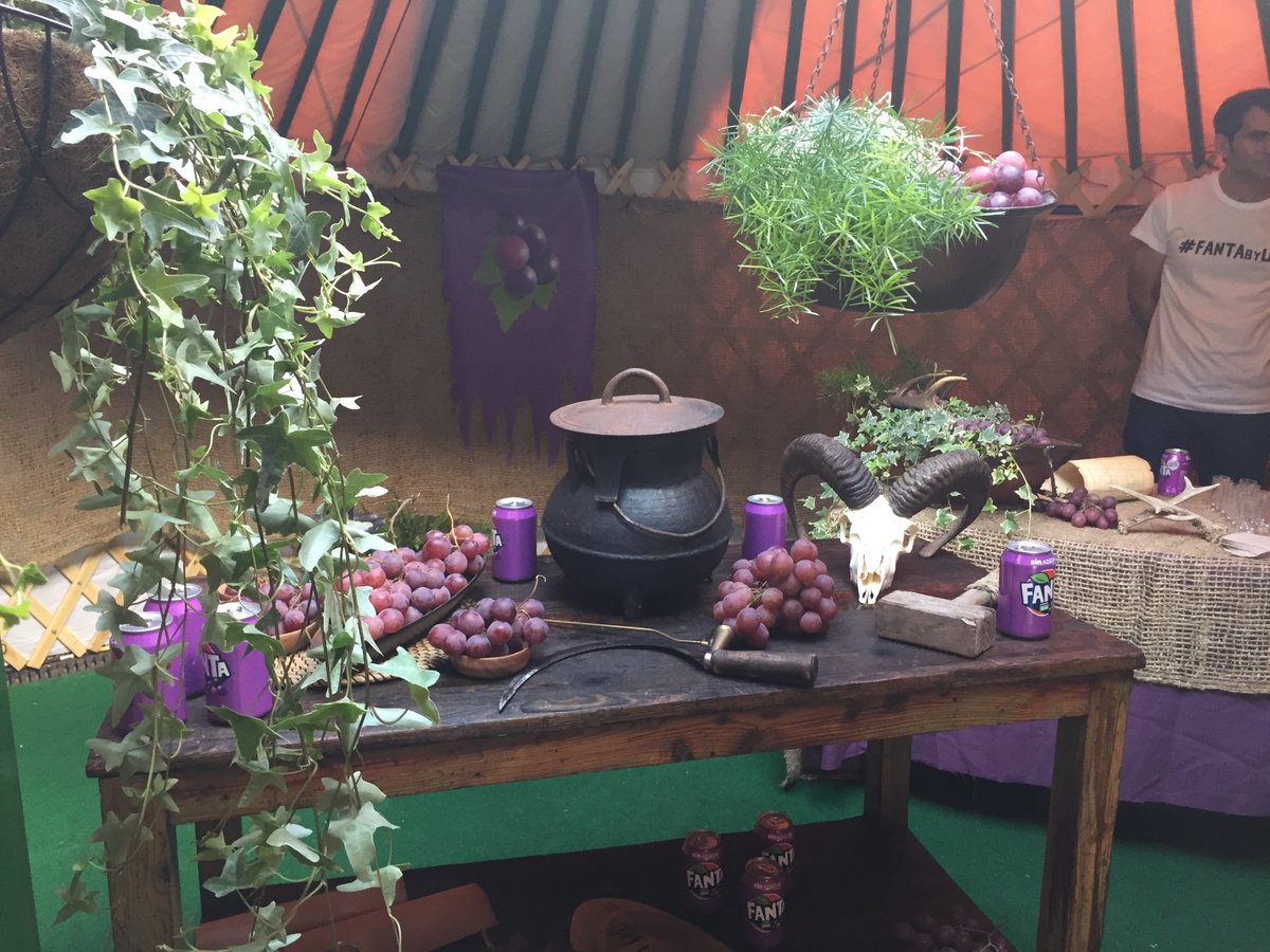 <a href="/Fanta_Esp/">Fanta España</a> La sede de <a href="/CocaColaCo_es/">Coca-Cola Comunica</a> escenario de una auténtica batalla al más puro estilo medieval para dar la bienvenida a la nueva campaña de <a href="/Fanta_Esp/">Fanta España</a>, #BattleOfFlavors, la principal innovación de la marca en los últimos 10 años. #FantaByUs