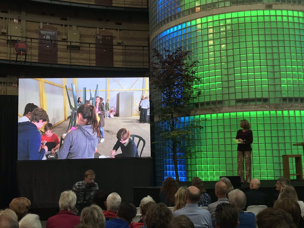 De kids klimaat experience wordt gevolgd door de ‘afterparty’ voor volwassenen. Wethouder @PauldeBeerD66 en <a href="/MargotRibberink/">Margot Ribberink</a> verwelkomen alle aanwezigen. De ervaringen van overdag worden gedeeld via film &amp; twee kids. #kidsklimaat #breda