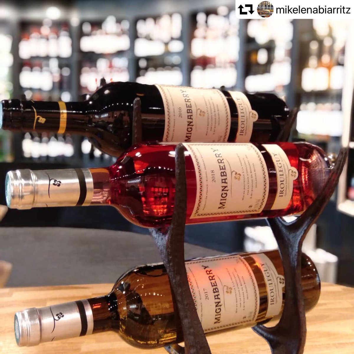 cave_irouleguy's tweet photo. Notre incontournable gamme de Mignaberry au complet dans la boutique Mikelena à #Biarritz 🍷
⎯⎯⎯⎯⎯⎯⎯⎯⎯⎯⎯⎯⎯⎯⎯⎯⎯⎯⎯⎯⎯
Gure ezinbesteko Mignaberry eskala, Miarritzen, Mikelena dendari 🍷

#irouleguy #mignaberry
https://t.co/A7P37pn4Jy https://t.co/ZGILdBpmXJ