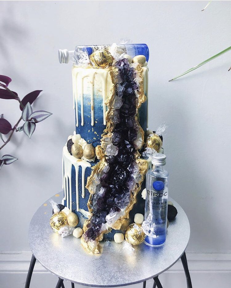 pashmk's tweet photo. 🎁 Haven’t done a giveaway for a while so I thought I’d do one for you guys to say Thankyou for 15k followers!! All your support has been amazing 🌈 

Just LIKE AND RETWEET this to enter and win a small two tier geode cake ! 😁 must be following me ! 🧚🏼‍♀️💕 London based only 🌍 https://t.co/HwXi17T1SG