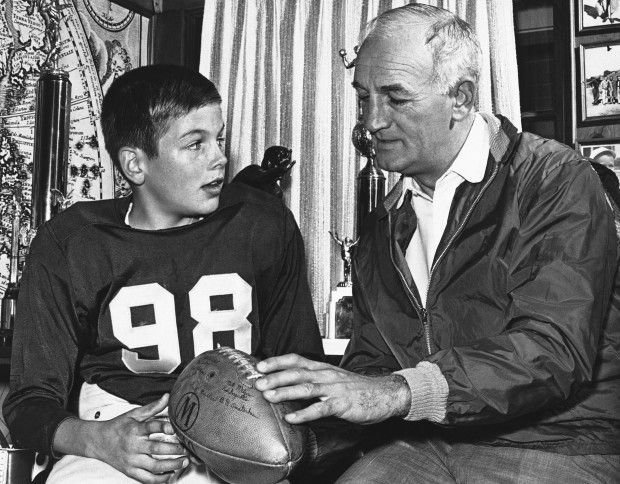 HobbsLauder's tweet photo. UCLA football Coach Tom Harmon with his son Mark
heard Mark went into acting ....
#actor #actors #actng #actorslife #film #movies #tv #tvseries #tvshows #UCLA #Hollywood #Bruins https://t.co/ivdEr0OpFe