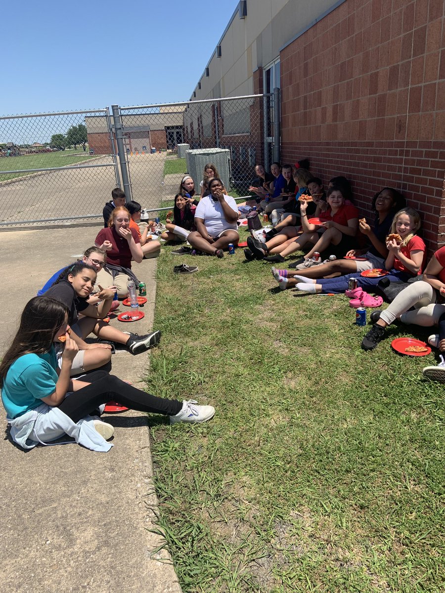 MsEscobedo6th's tweet photo. Our 6th graders are enjoying their reward for reaching 1000 points because they used their reading strategies in order to prepare for STAAR! Pizza and an extra long recess is the best combo!  @CISDMartin @OfficialCISD #CharacterIsBlackAndGold #SoProud https://t.co/bgWSt3hM2r