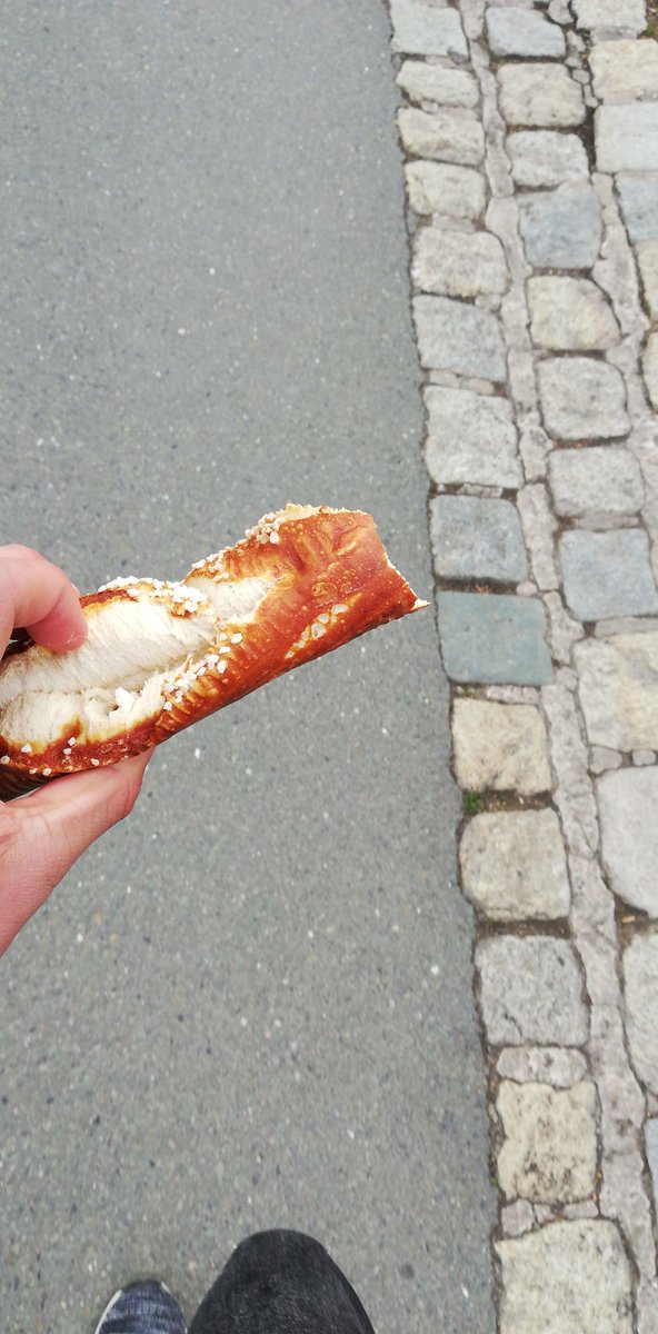Nico42575495's tweet photo. Laugenstange bestes Mittagessen https://t.co/L8cOxTIPeZ