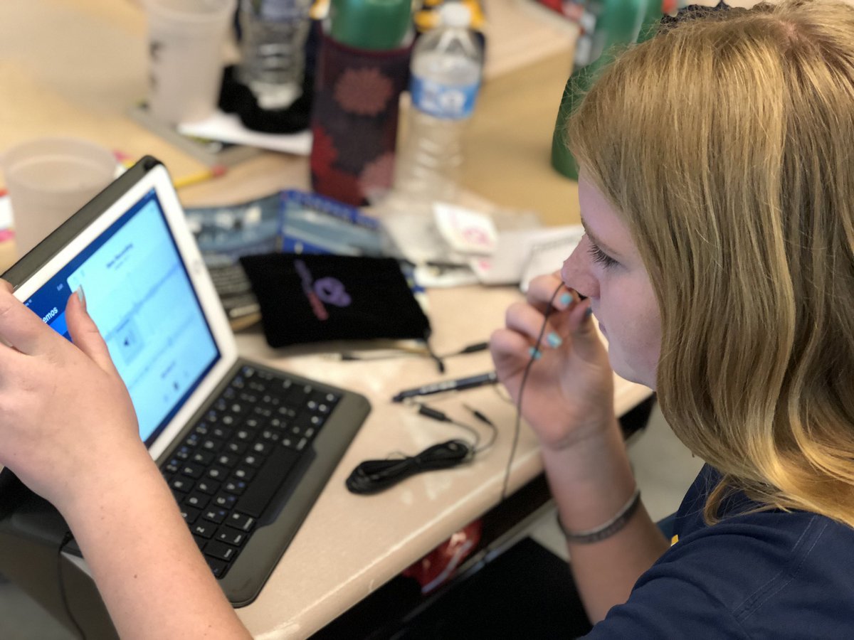 Wahoo <a href="/CBCaresEF/">CBCaresEF</a>! Our new microphones are here! iCougar Lily working on the software 🤗🐾
#Kutzcougarpride