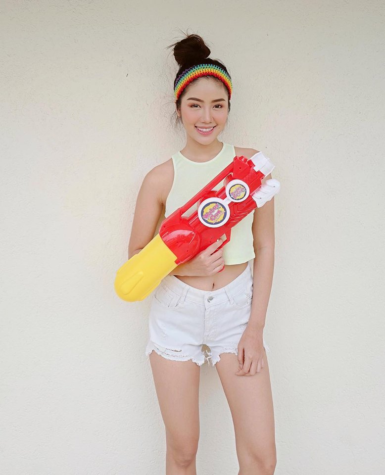 Ballwachi1's tweet photo. อาชิเป็นyoutuberที่ทำคลิปแบบร่าเริงแต่ใครจะรู้ว่าตัวจริงเธอเป็นคนร่านขนาดไห��ในวันปกติอาชิชอบแต่งตัวฟิตๆไปเที่ยวตามห้างเพื่ออ่อยผู้ชาย สันนี้ก็เช่นกันอาชิใส่เสื้อยืดกางเกงขาสั้นฟิตๆไปเที่ยวห้าง เวลาเธอเดินเล่นพวกผู้ชายจะมองเป็นตาเดียวกันทำให้เธอเงี่ยนทุกคน https://t.co/q95CJh18iV