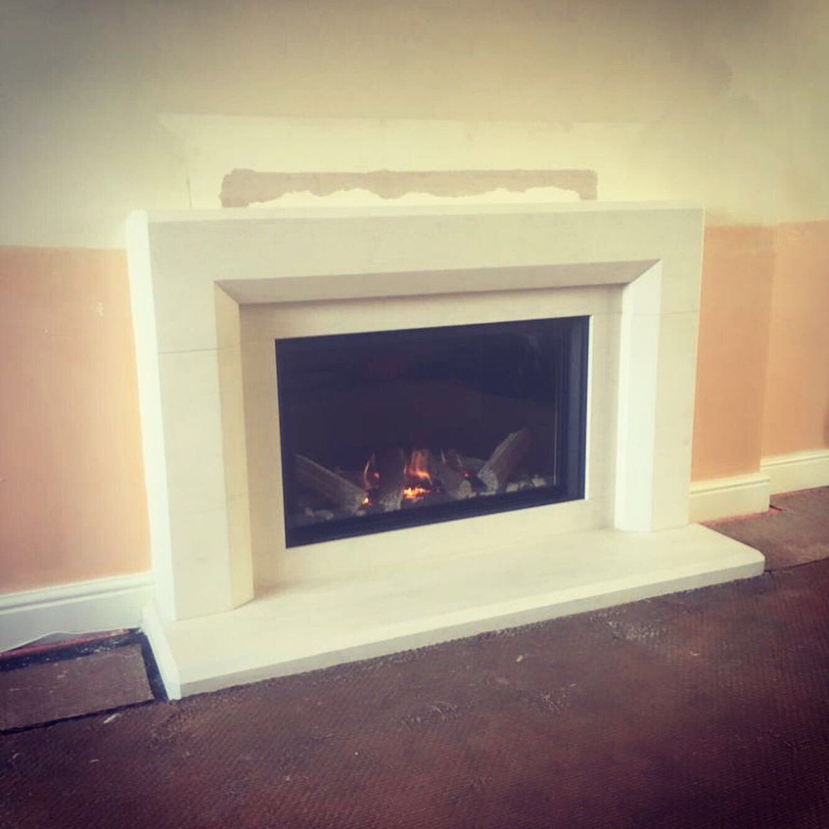 amberglowfires's tweet image. Throwback Thursday to this installation of the @cJfires Infinity 780 Gas Fire with limestone fireplace! Visit either of our showrooms to see this very popular suite on live display 🔥@infinityfires