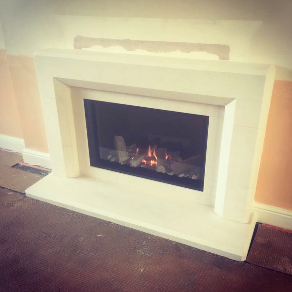 amberglowfires's tweet image. Throwback Thursday to this installation of the @cJfires Infinity 780 Gas Fire with limestone fireplace! Visit either of our showrooms to see this very popular suite on live display 🔥@infinityfires