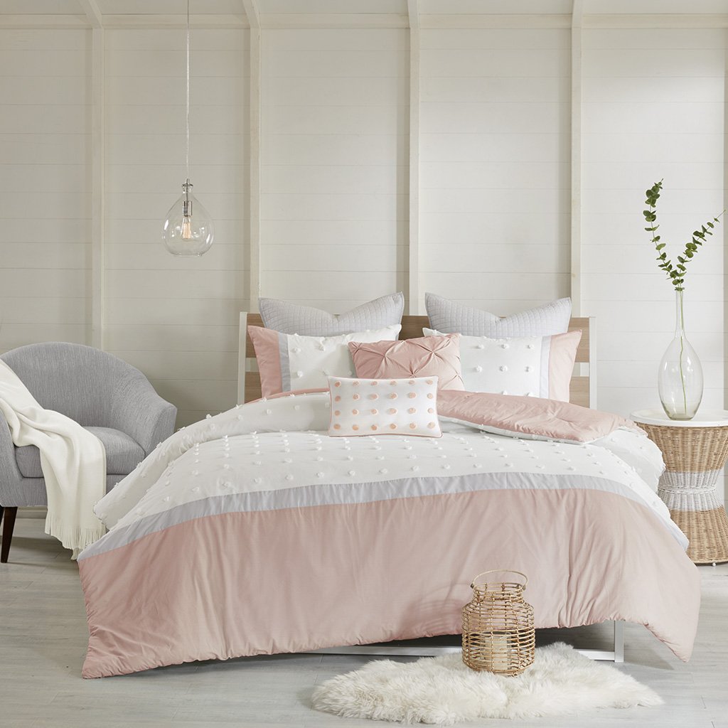 DesignerLiving's tweet image. Soft whites and greys create an airy look! Combined with blush pinks for a pop of color, you're sure to fall in love with this 7 piece set from Urban Habitat. 

Explore more from Urban Habitat: bit.ly/2Y0SHvj