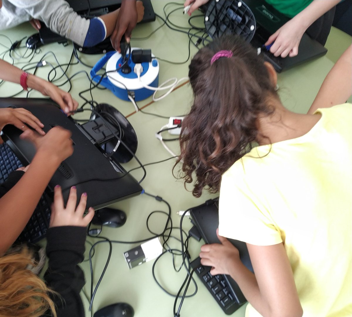 Trib_Arte's tweet photo. Ya hemos arrancado con el maratón #AulaMakerLab en el @iespuerto en #Fuerteventura

#RaspberryPi #Scratch y mucho más... entra y descubre: https://t.co/scMQ1xlHdL

Acompañados por el @CentroSTEM

Proyecto promocionado por @EducacionCan a través del Programa @STEAMCEU https://t.co/Y7eww3WVsM