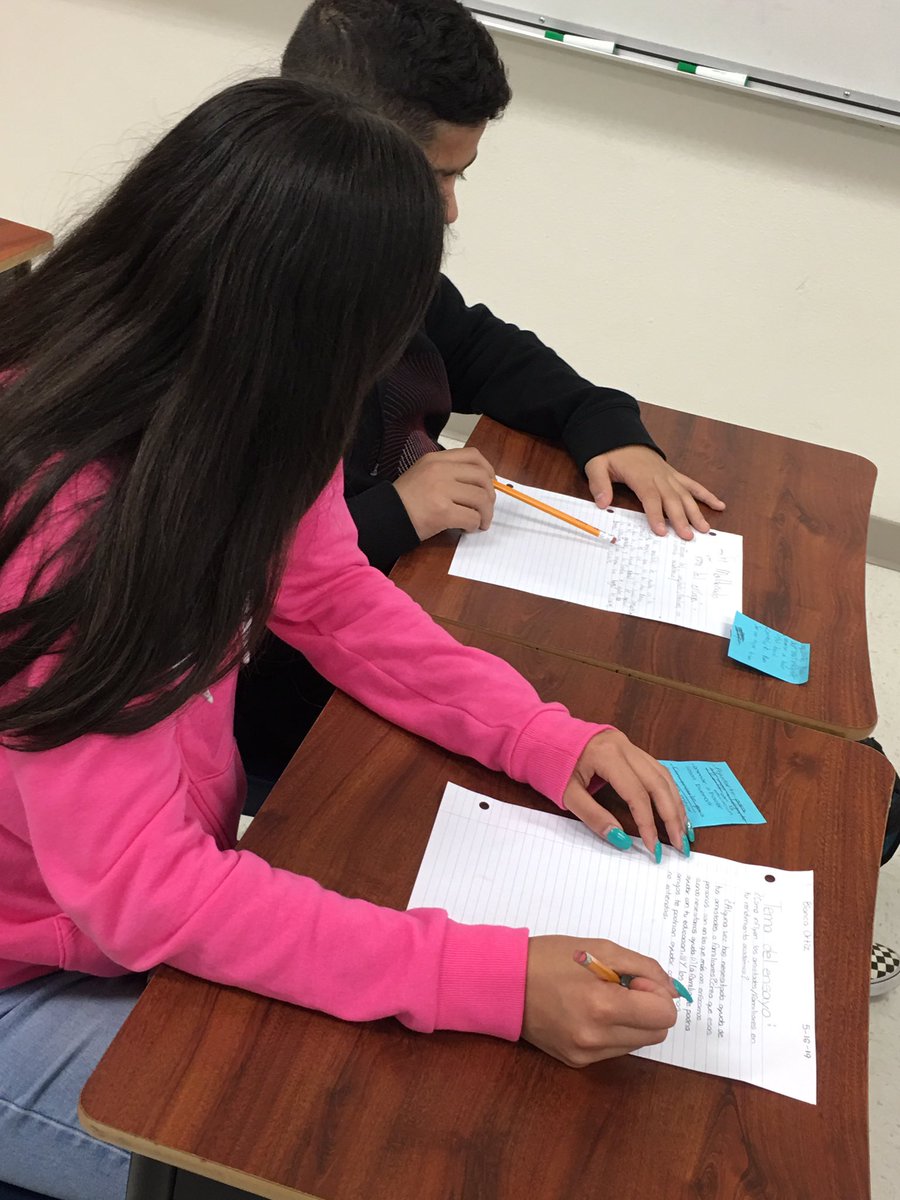 ceciliamewa's tweet image. Collaboration taking place during a persuasive essay in preparation for final exam #Spanish3PreAP #passingtheTest #BusseyNation #garlandUSA @Bussey_Owlets @AVIDjeanie @AVIDGISD @BusseyAVID