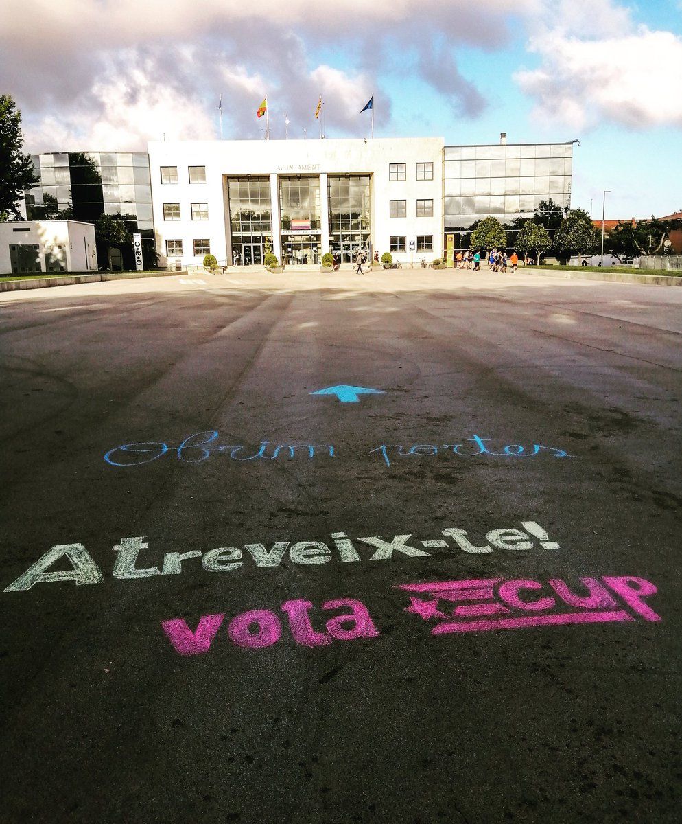 Aquest 26 de Maig a #Cambrils #AtreveixTe 👉 VOTA CUP!  
Entre totes, obrim les portes de l'ajuntament.
Volem un ajuntament transparent, governat per la gent, amb una participació directa! Naltros hi serem, per aixecar catifes i destapar tots els interessos polítics i econòmics.