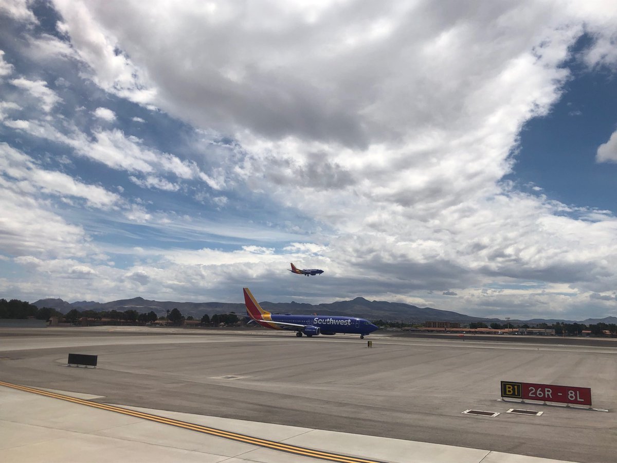 AirportOpsAdam's tweet photo. Coming and going at ⁦@LASairport⁩ ⁦@SouthwestAir⁩ https://t.co/dLwLIJ4Y6f