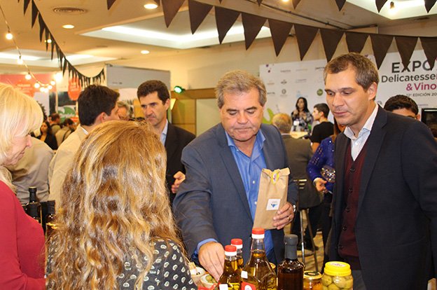 El objetivo es ofrecer a los visitantes un recorrido por las principales bodegas cordobesas y degustar excelentes chacinados, quesos, dulces, miel, cervezas artesanales, té en hebras, sales especiadas, entre otros rubros que se elaboran en #Córdoba 🥘🍷🍺🥙
#PabellónCórdoba