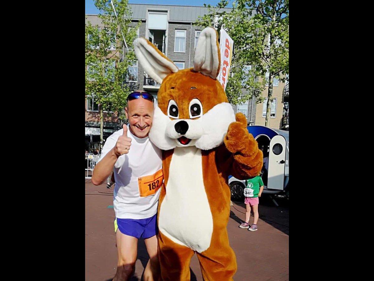 EEND MET HAZEN |Ook dit jaar rijdt de City-run eend, met Janneke achter het stuur, op het #parcours. En de #mascottes van Camping &amp; Groepsaccommodatie De Oldemeyer maken daarin graag een ererondje. Met hun kun je na de finish op de foto! Net als halve marathon haas Henk Meppelink