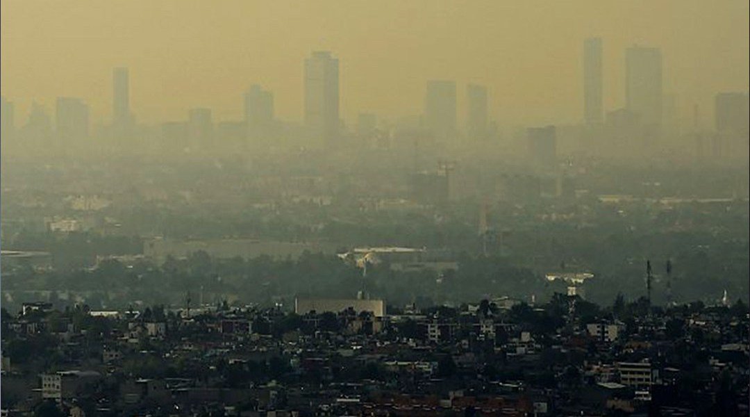 nmas's tweet photo. No cede la contaminación: mañana suspendidas las clases por segundo día consecutivo en el Valle de México. 

La información completa en punto de las 2:30 en #LasNoticiasConKarlaIberia con @karlaiberia https://t.co/PBWxNQlpfK